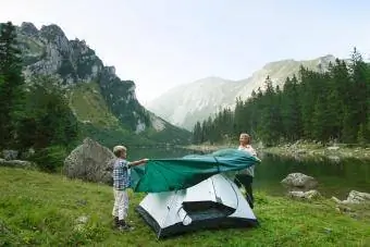 אב ובנו מקימים אוהל ביחד