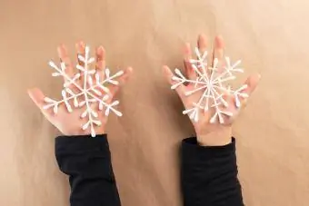 Snježne pahuljice izrađene od pamučnog štapića za djecu