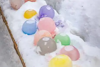 Kışın dışarıda donmuş balonlar