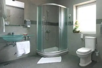 švarus vonios kambarys su dušu