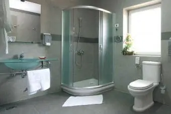 duşlu temiz banyo