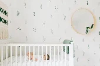 Bebek odasında duvar kağıdı ile bebek