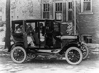 1923 Ford sedanın çeyrek yandan görünümü
