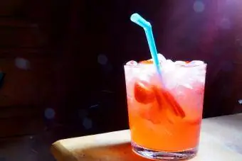 Mocktail semplice di tè freddo alla fragola