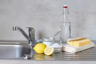 Vinäger, citron och bakpulver i köket