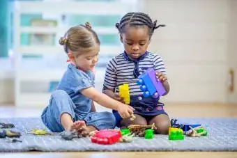 Niños pequeños jugando con juguetes