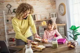 Mama pregătește prânzul copilului la școală