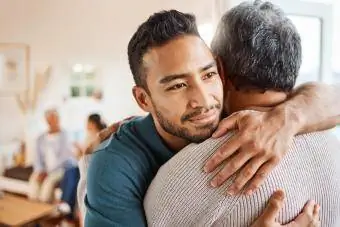 Padre e hijo abrazándose en casa