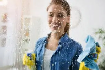 porta della doccia in vetro spray con detergente per rimuovere le macchie d'acqua