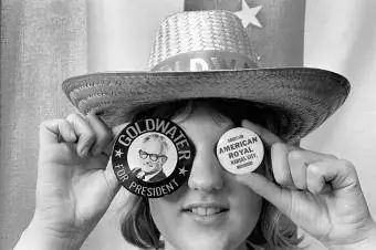 Femeie care poartă nasturi de campanie Barry Goldwater