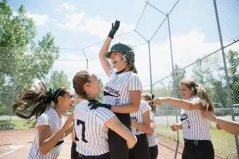 skuadra e softbollit të vajzave duke festuar