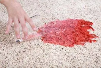 đổ Kool Aid màu đỏ lên thảm