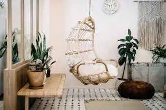 Ugodna viseća stolica u dnevnoj sobi u potkrovlju