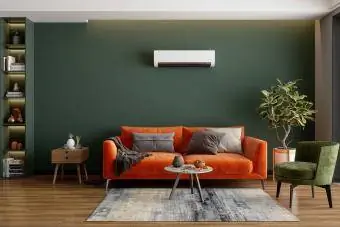 Moderni interijer dnevne sobe s klima uređajem