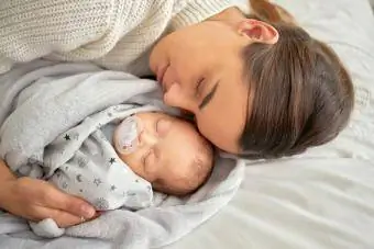 Anne ve bebek uyuyor