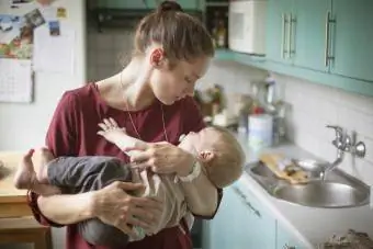 Mère embrassant son fils qui a du mal à dormir