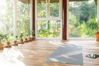 Terraço preparado para exercícios de yoga