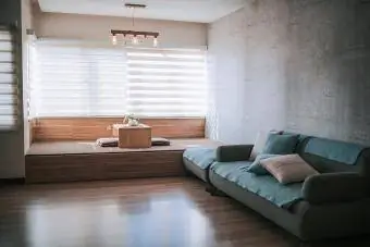 Zen benzeri minimalist Japon tarzı oturma odası