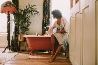 người phụ nữ ngồi bên bồn tắm có chân vuốt