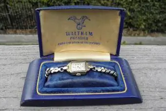 Vintage W altham sieviešu pulkstenis aptuveni 1950. gados oriģinālajā zilā futrālī no JojosGoodiesGalore Etsy Shop