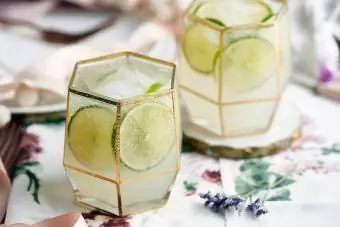 Limon dilimleri ile süslenmiş kokteyller
