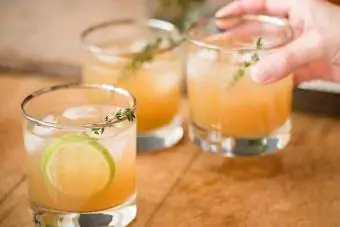 Mga mocktail ng Thyme Fizz