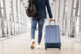 Pria Dengan Tas Dan Koper Berjalan Di Bandara