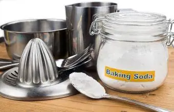 Baking soda đánh bóng đồ dùng nhà bếp bằng kim loại hiệu quả