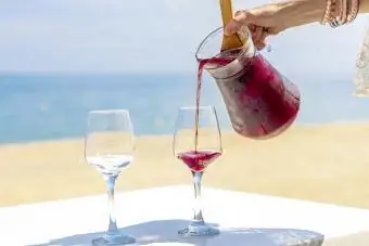 Typisk spansk drink Sangria data-credit-caption-type=short data-credit-caption=Mario Marco/ Moment via Getty Images data-credit-box-text=