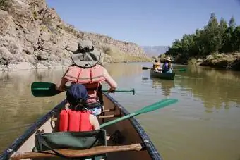 Aile Rio Grande Nehri'nde Kano Yapmanın Keyfini Çıkarıyor