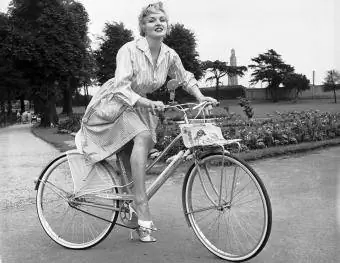 dona amb bicicleta de Raleigh des de 1958