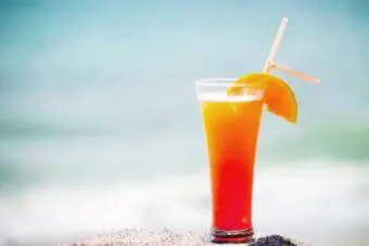Tropisch drankje aan het strand