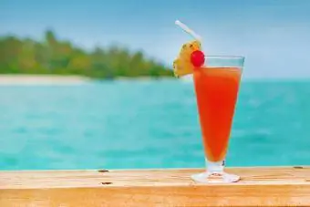 Minuman Berwarna-warni Di Bar Pantai