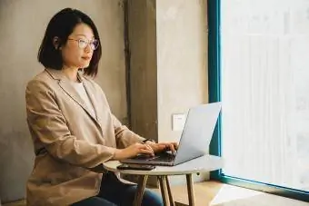 Femme d'affaires utilisant un ordinateur portable dans un café
