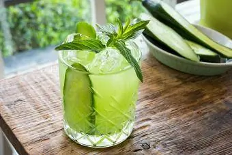 Čerstvý studený nápoj s uhorkami a mätou