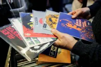 Colecionadores de LPs de vinil raros encontram tesouros em loja