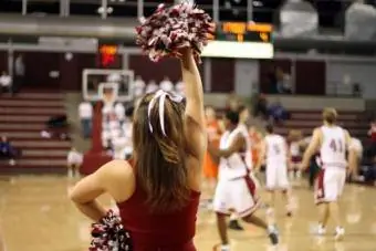 Cheerleader bij een basketbalwedstrijd