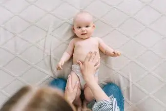 Mama macht Gymnastik mit einem Baby