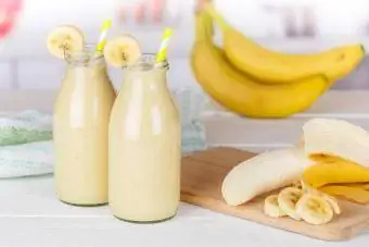 Bebida de suco de frutas com smoothie de banana