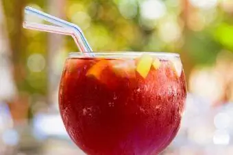 Khob nrog Spanish refreshing sangria