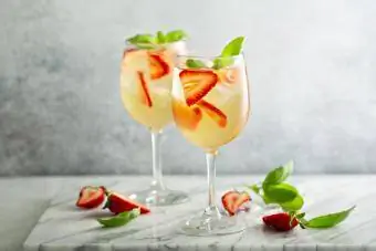 Cocktail sans alcool avec sangria blanche vierge