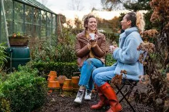 Mujeres sentadas al aire libre en un día soleado de invierno frío