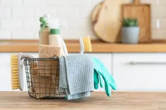 Panier avec brosses, chiffons, éponges naturelles et produits d'entretien