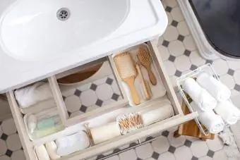 Peralatan mandian tersusun dalam laci bilik mandi