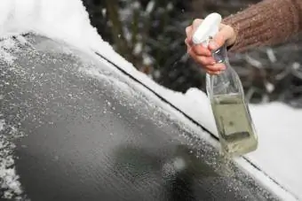 Sbrinamento del parabrezza con uno spray antighiaccio