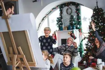 familie schreeuwen tijdens het spelen van binnenspellen