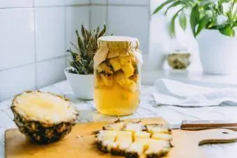 Fermente Ananaslı Kombucha İçeceği