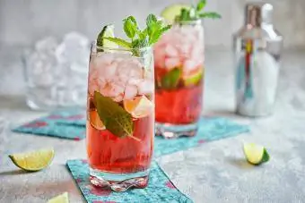 Mocktail di kombucha alla fragola