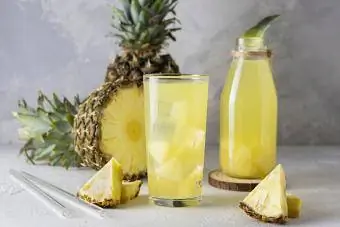 ananas drankje in een transparant glas op een lichte tafel