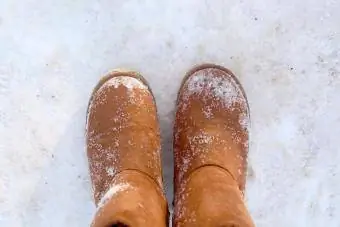 Braune Ugg-Stiefel stehen im Schnee